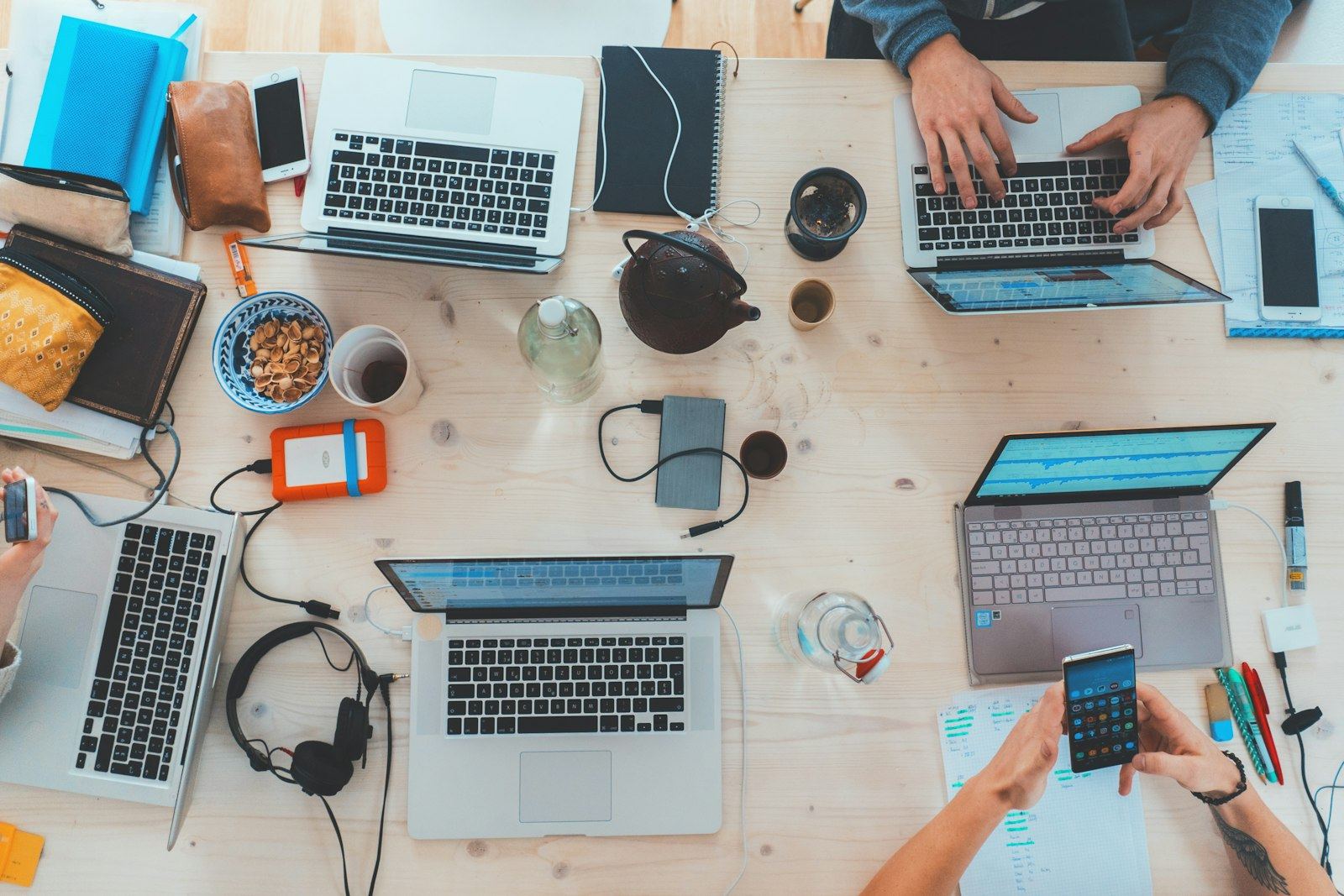 Equipo de trabajo en una mesa con laptops