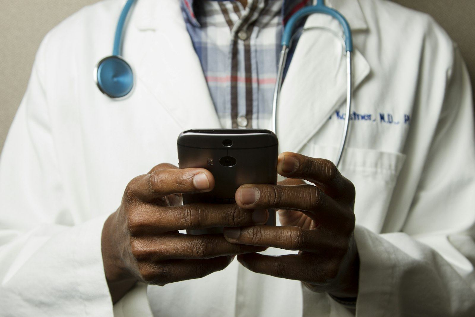 Médico consultando su teléfono